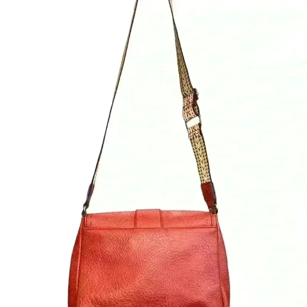 a.n.a medium PURSE W RED PEBBLED FAUX LEATHER TAN GUITAR STRAP - Picture 3 of 14